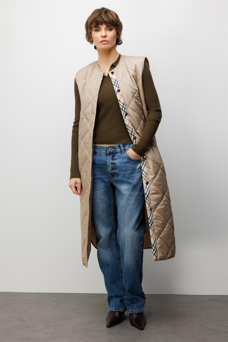 Uniek gewatteerd lang sportvest met 25 Garni-details voor elke gelegenheid - Steenkleur