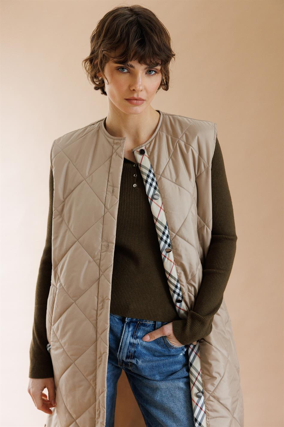 Uniek gewatteerd lang sportvest met 25 Garni-details voor elke gelegenheid - Steenkleur