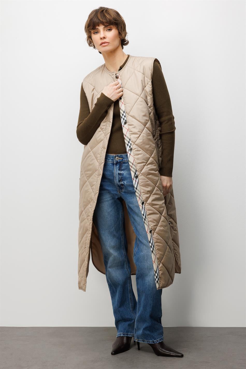 Uniek gewatteerd lang sportvest met 25 Garni-details voor elke gelegenheid - Steenkleur