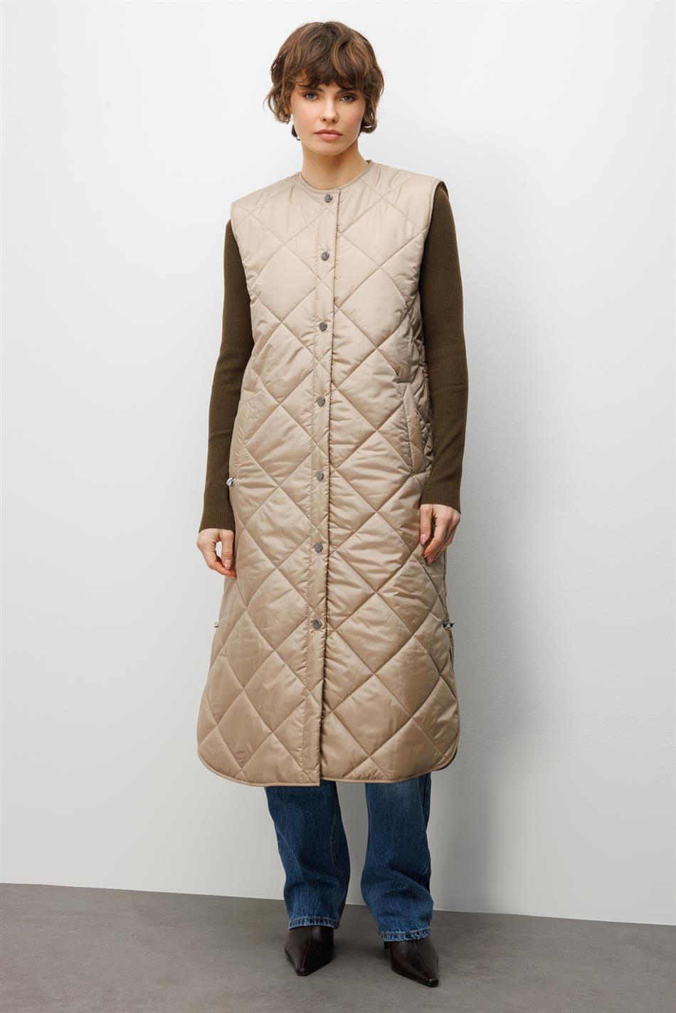 Uniek gewatteerd lang sportvest met 25 Garni-details voor elke gelegenheid - Steenkleur