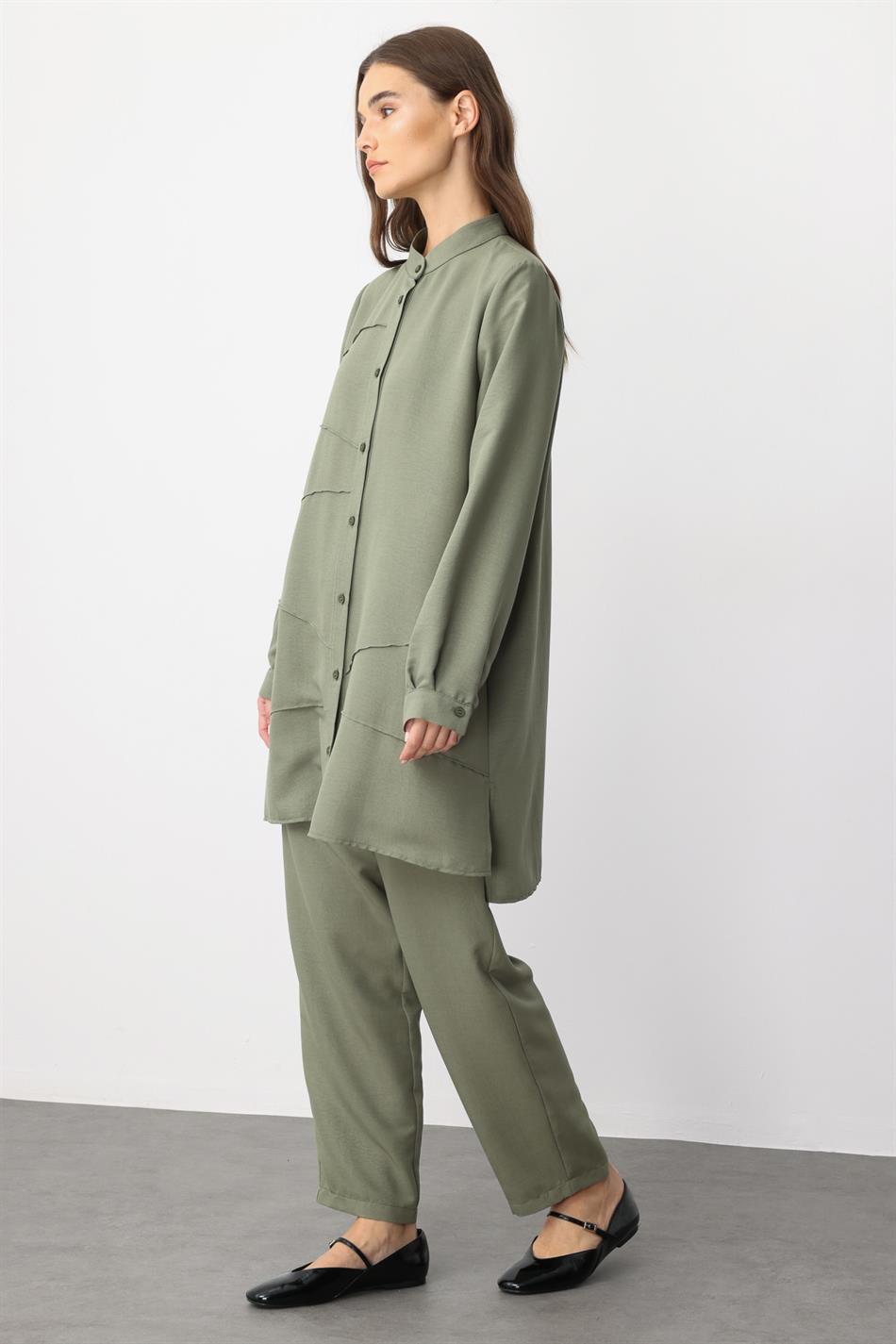 VYS Top en broek met ribbeldetails en zijdeachtige textuur - Khaki