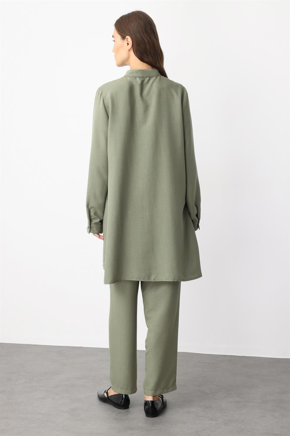 VYS Top en broek met ribbeldetails en zijdeachtige textuur - Khaki