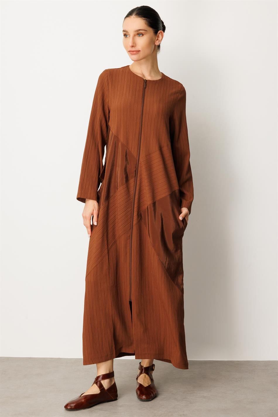 X Design Maßgeschneiderte, gewebte, zeitlose Abaya in voller Länge – Kaffee