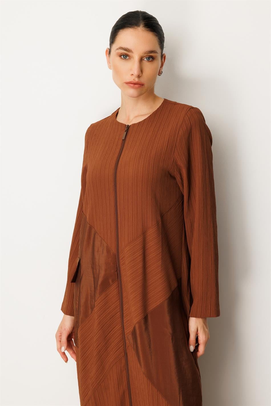 X Design Maßgeschneiderte, gewebte, zeitlose Abaya in voller Länge – Kaffee