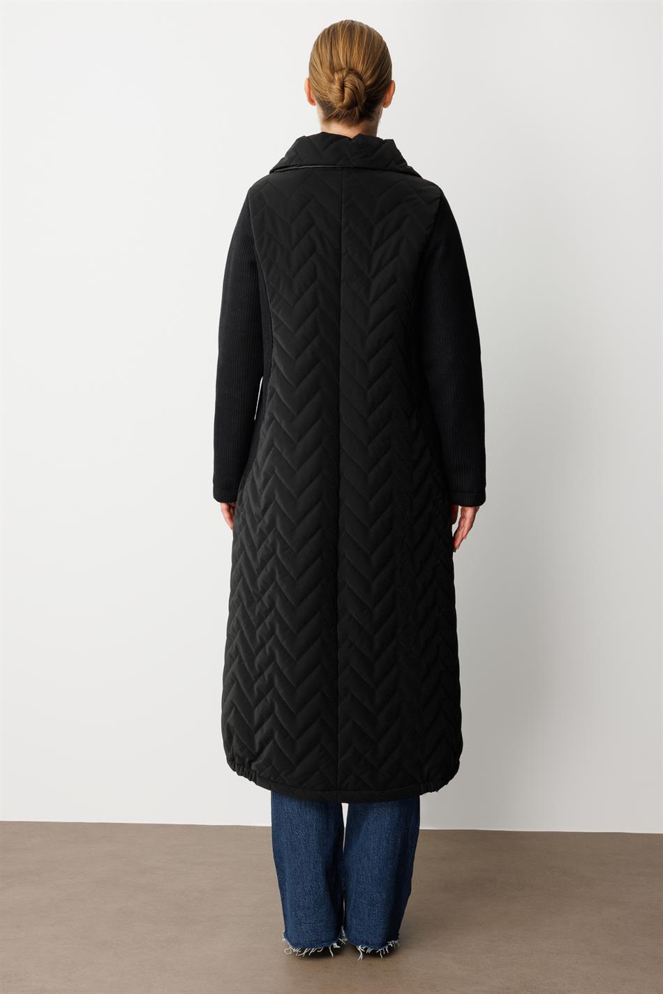 High Wool Content Soft Padded Timeless Sport Coat with Sleeve and Side Details - Black