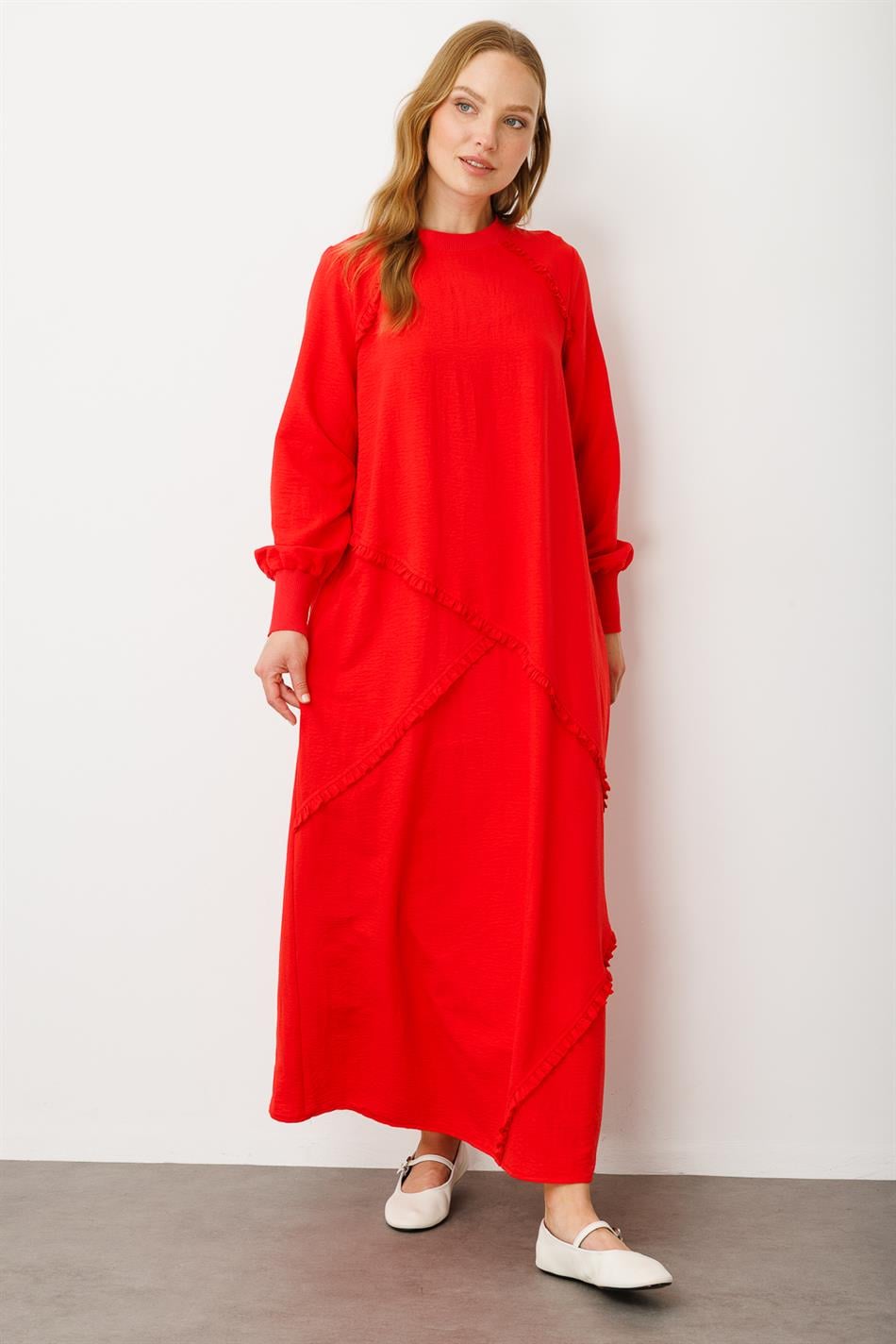 Ein besonderes Kleid mit seidiger Textur und eleganten Details – Koralle