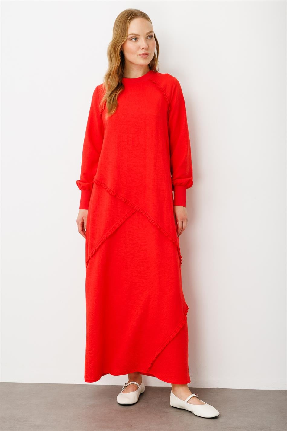Ein besonderes Kleid mit seidiger Textur und eleganten Details – Koralle