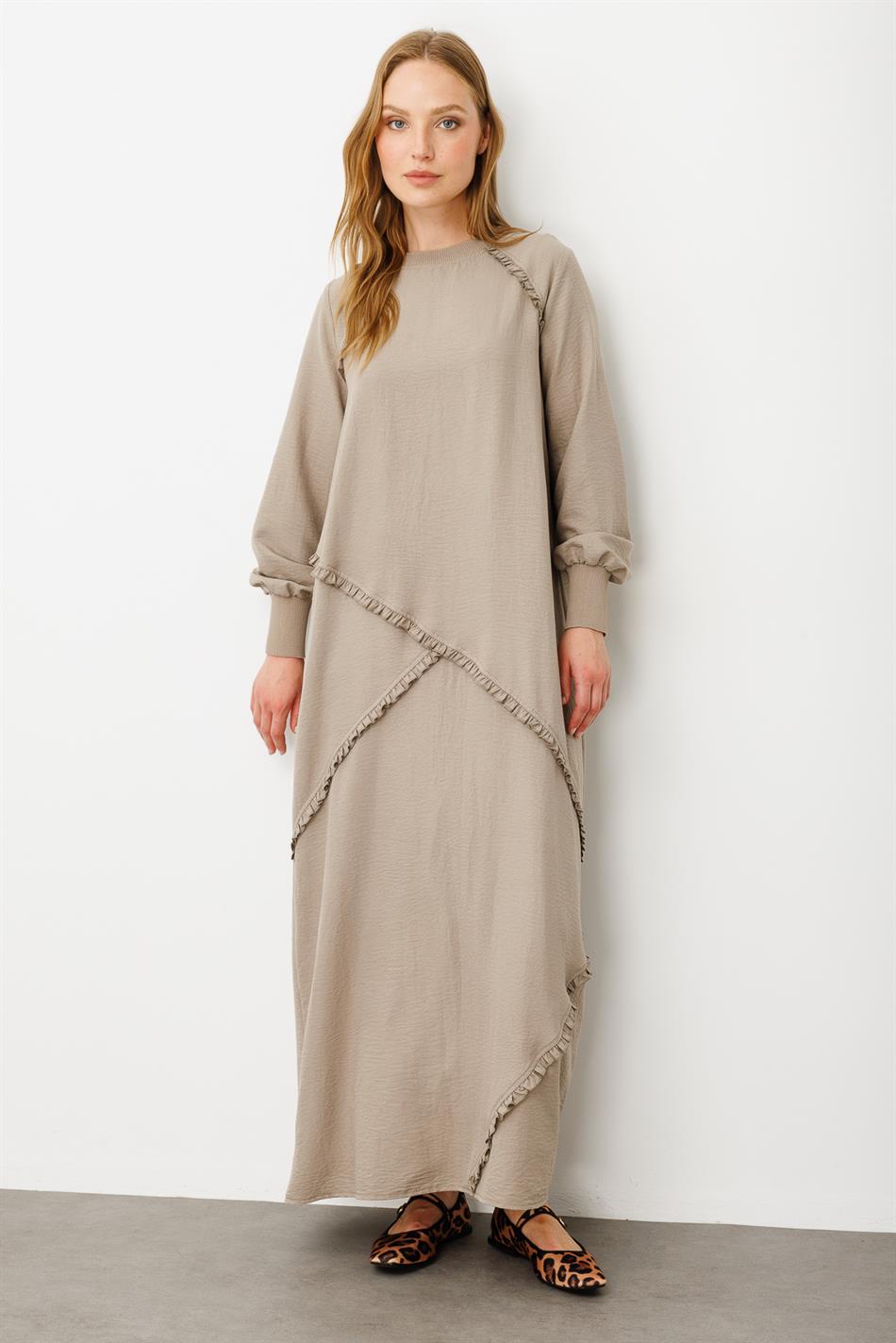 Zijdezachte, geribbelde jurk met een soepele textuur en elegante details - R-MINK