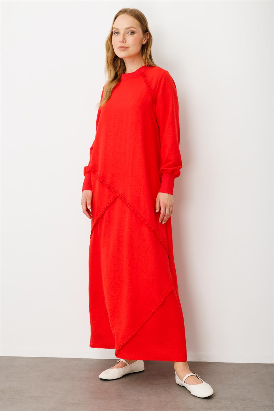 Ein besonderes Kleid mit seidiger Textur und eleganten Details – Koralle