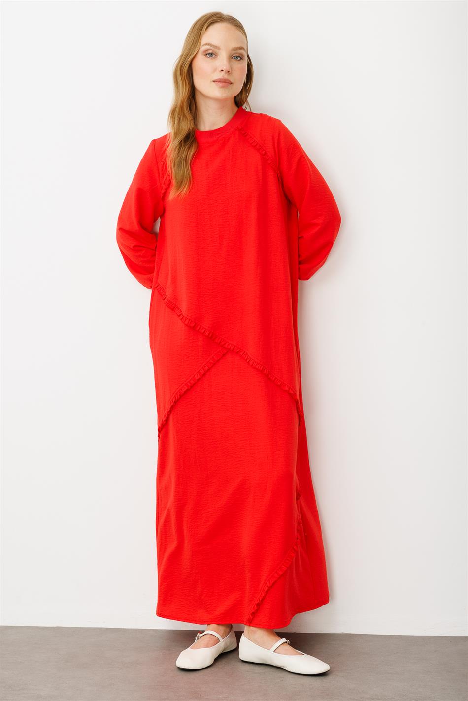Ein besonderes Kleid mit seidiger Textur und eleganten Details – Koralle