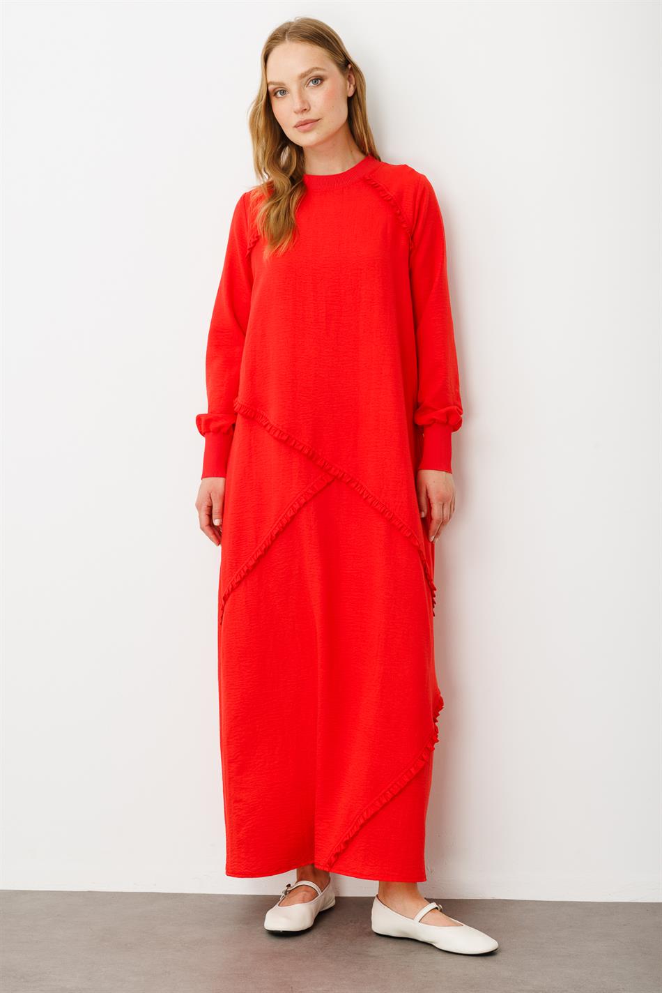 Ein besonderes Kleid mit seidiger Textur und eleganten Details – Koralle