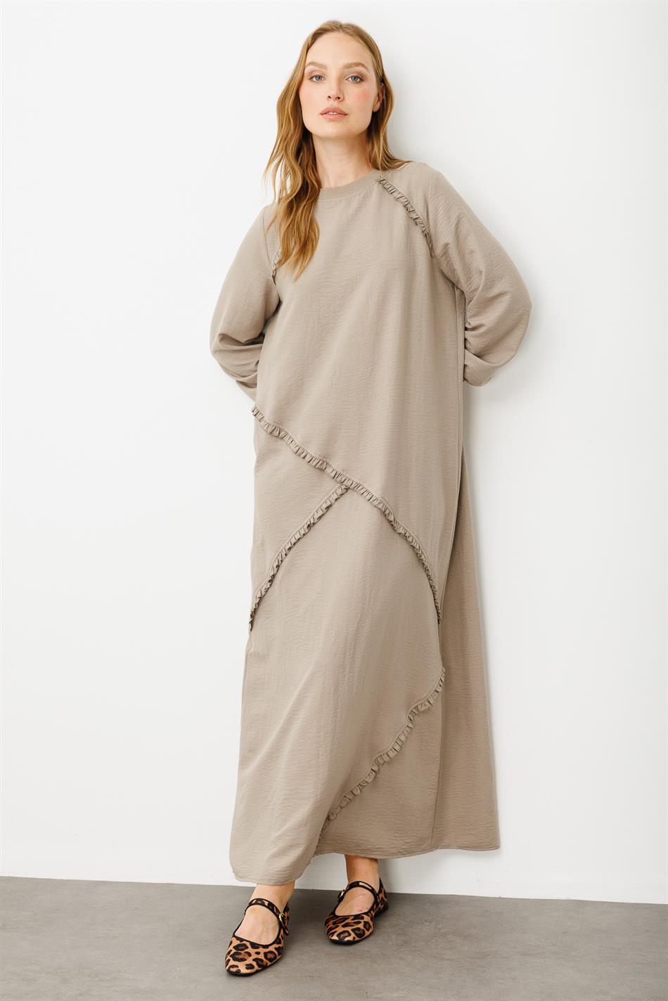 Zijdezachte, geribbelde jurk met een soepele textuur en elegante details - R-MINK