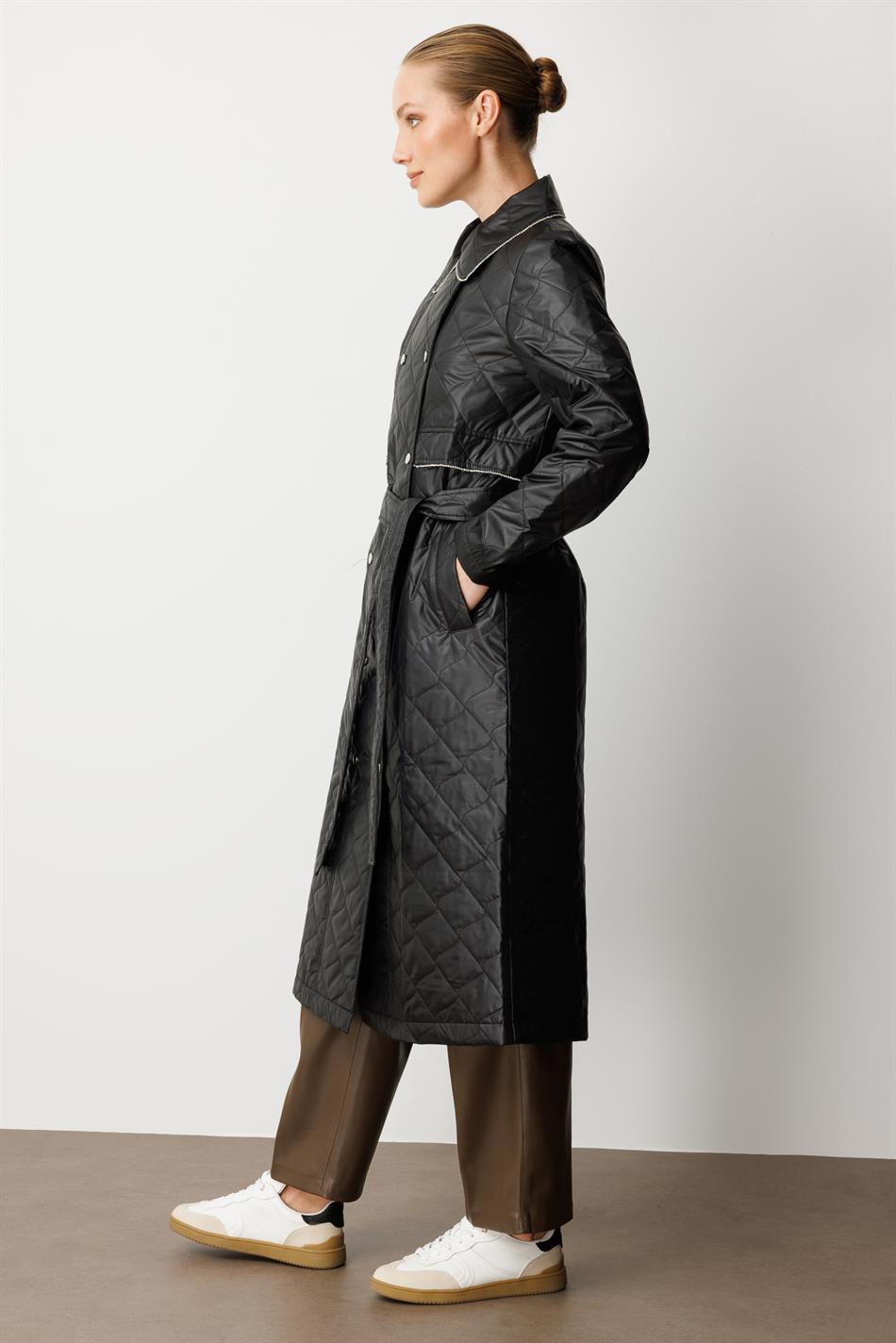 Weicher, leichter, gesteppter, wattierter, gefütterter und mit Steinen besetzter saisonaler Trenchcoat/Cape - Schwarz.