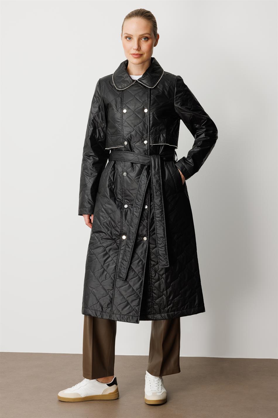 Weicher, leichter, gesteppter, wattierter, gefütterter und mit Steinen besetzter saisonaler Trenchcoat/Cape - Schwarz.