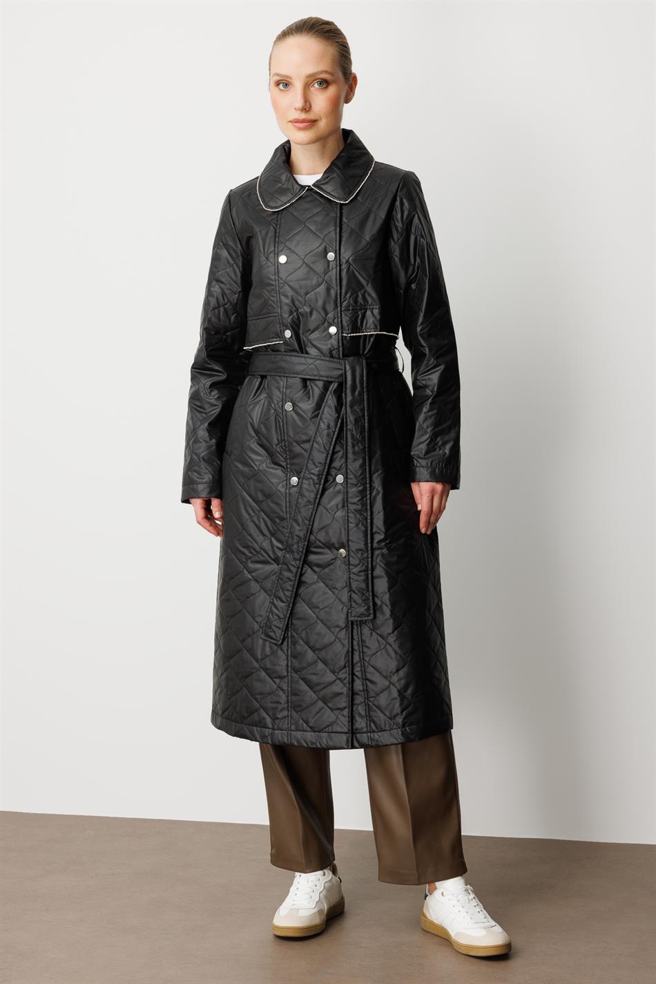 Weicher, leichter, gesteppter, wattierter, gefütterter und mit Steinen besetzter saisonaler Trenchcoat/Cape - Schwarz.