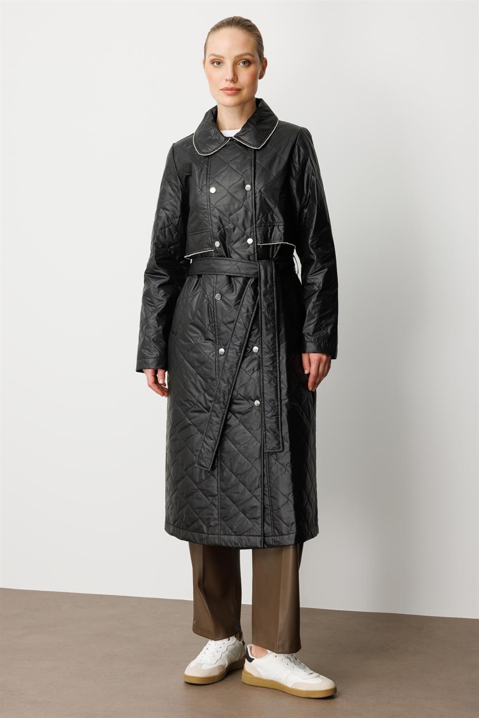Weicher, leichter, gesteppter, wattierter, gefütterter und mit Steinen besetzter saisonaler Trenchcoat/Cape - Schwarz.