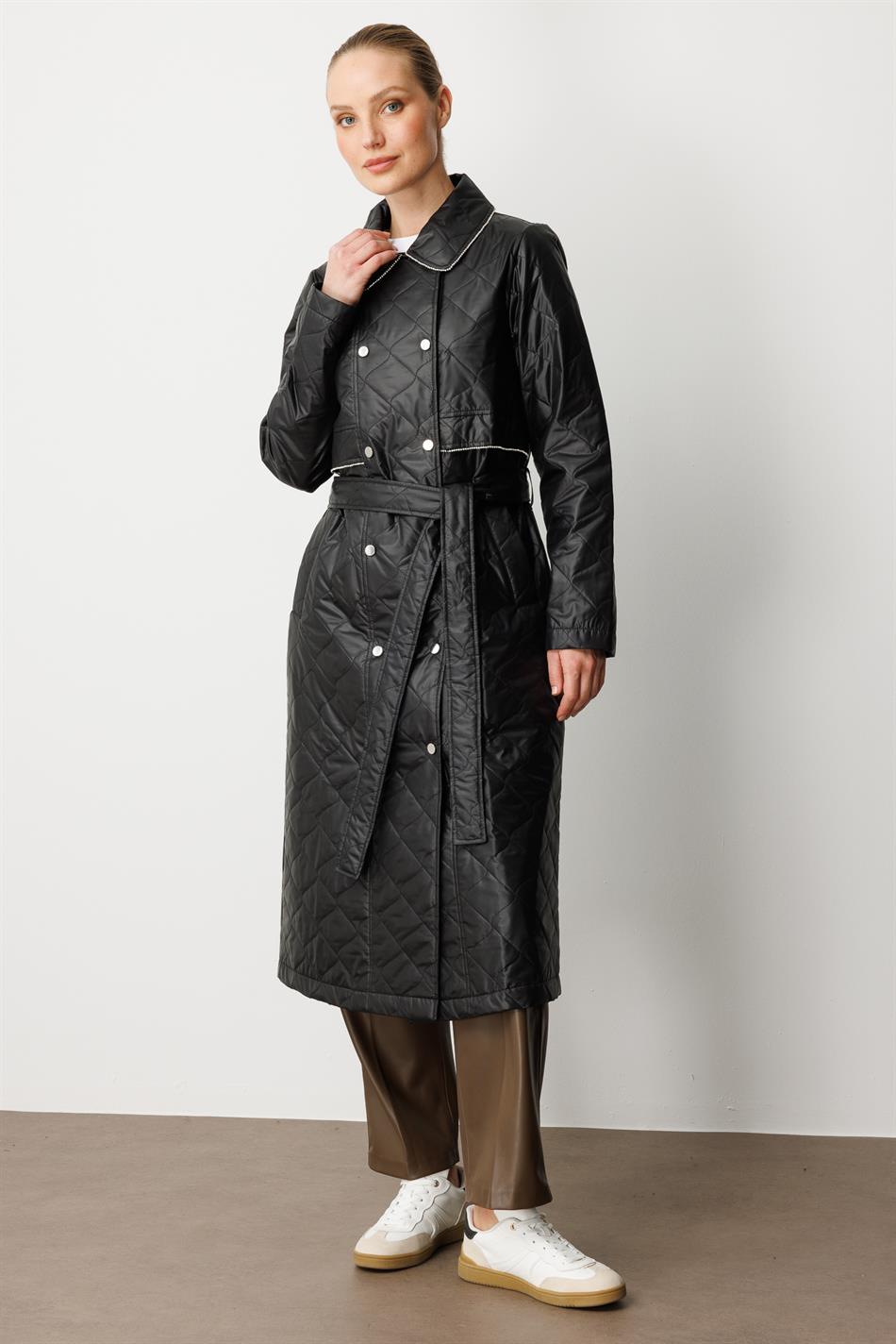 Weicher, leichter, gesteppter, wattierter, gefütterter und mit Steinen besetzter saisonaler Trenchcoat/Cape - Schwarz.