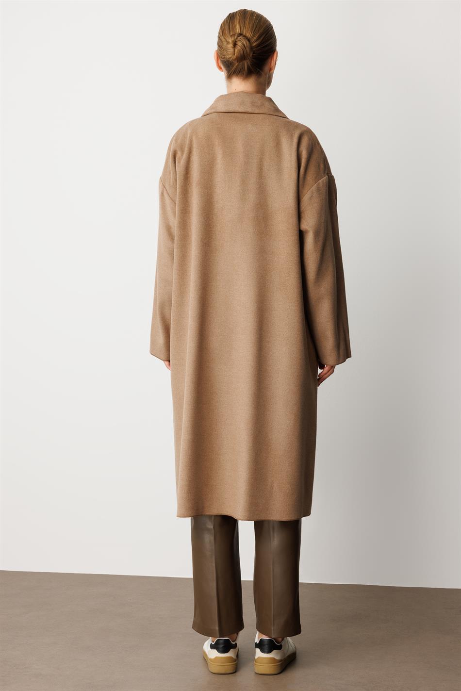 Ungefütterter, konfektionierter Mantel aus speziellem, wollstrukturiertem Polyviskosegewebe – LATTE