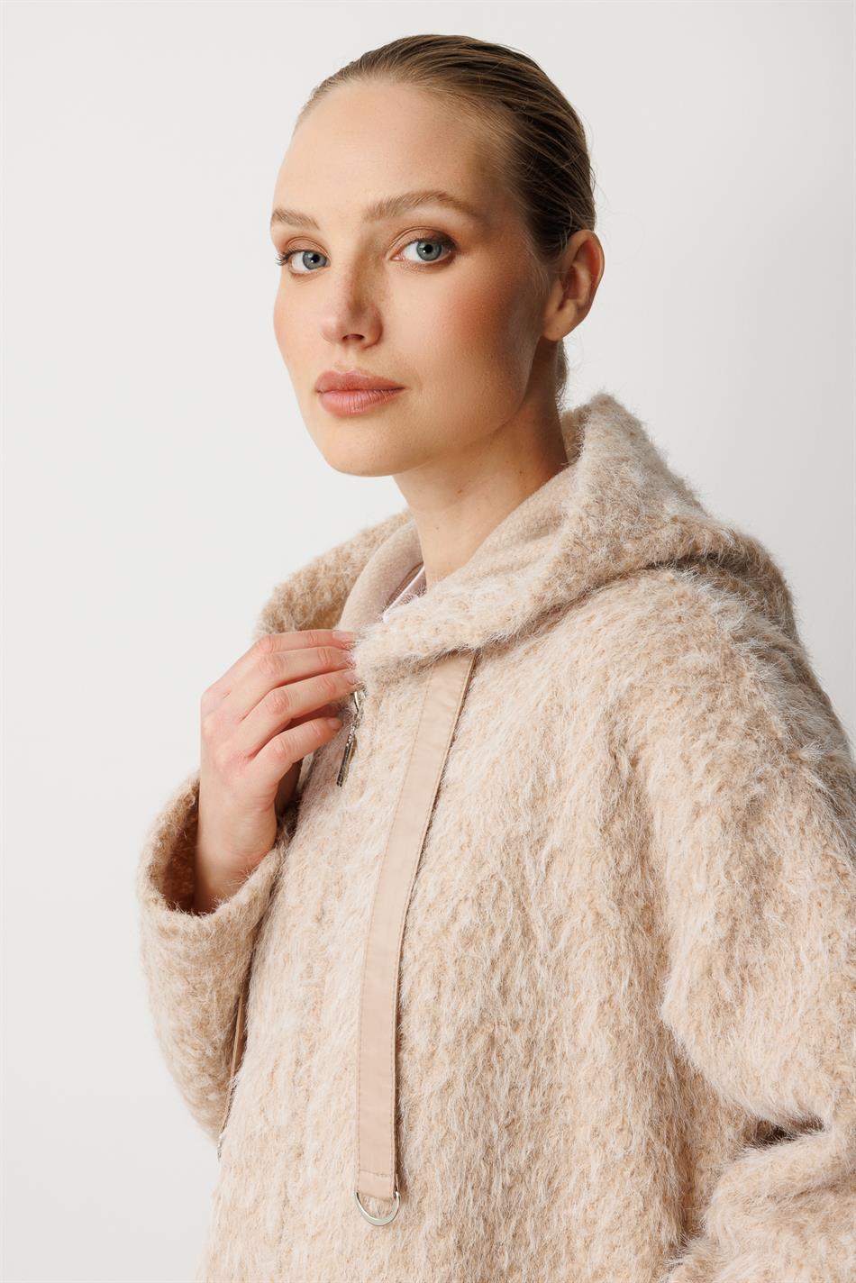 Yün görünüşlü, yüngül, geyinilməsi asan hırka/palto, aksesuar detalları ilə - daş