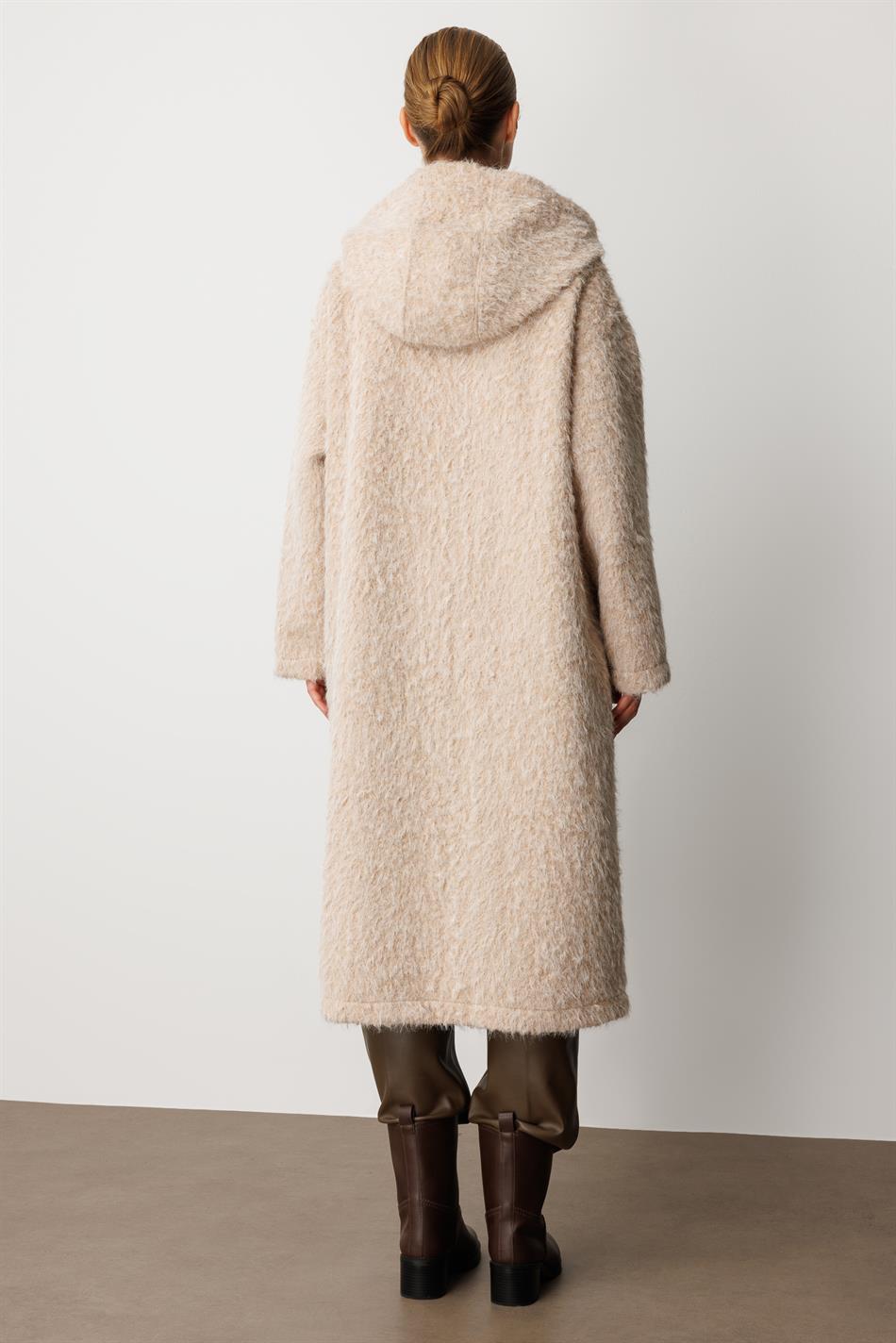 Yün görünüşlü, yüngül, geyinilməsi asan hırka/palto, aksesuar detalları ilə - daş