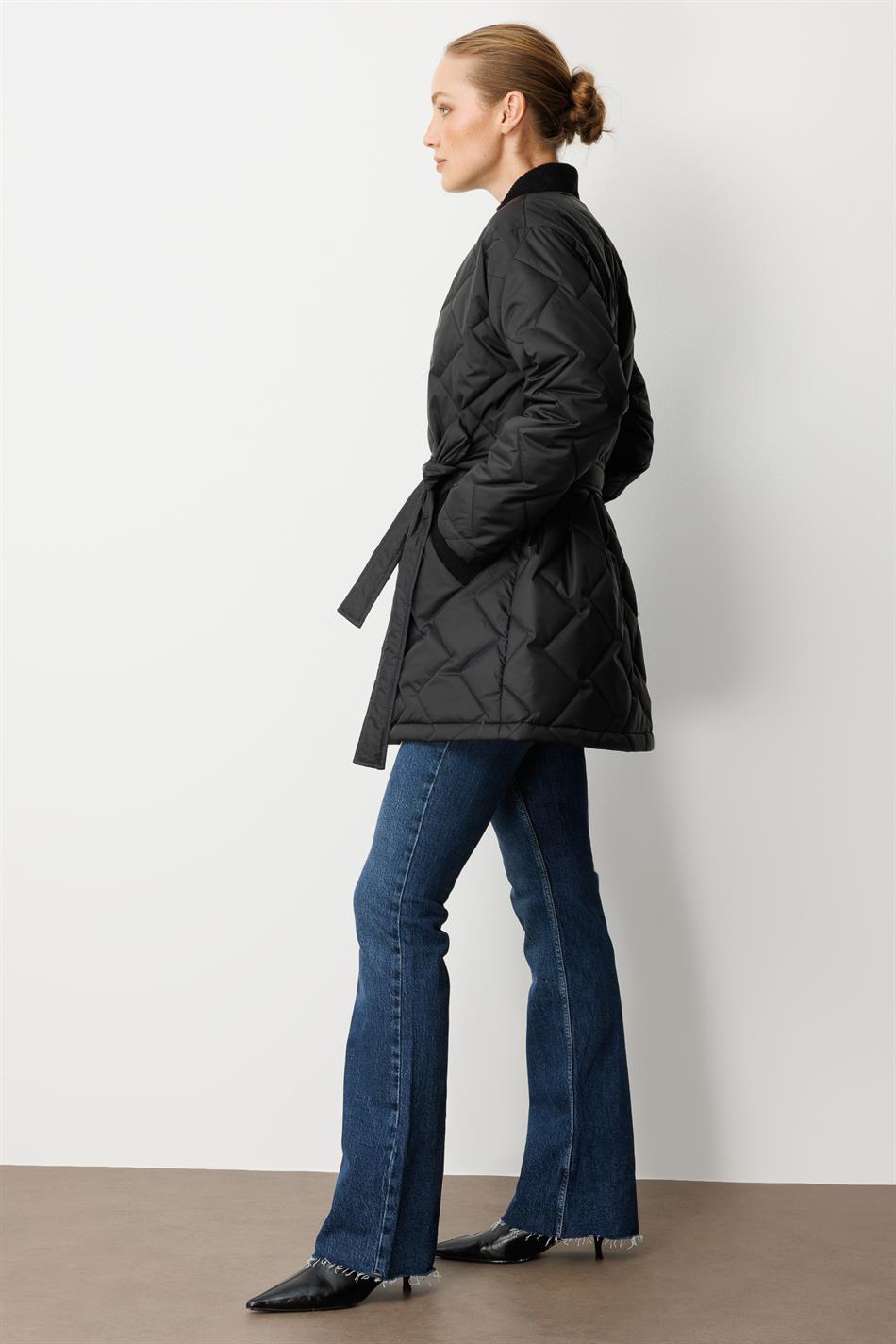 Gebreide wollen stof met heupbedekkende details, zacht gewatteerd en doorgestikt - Zwart