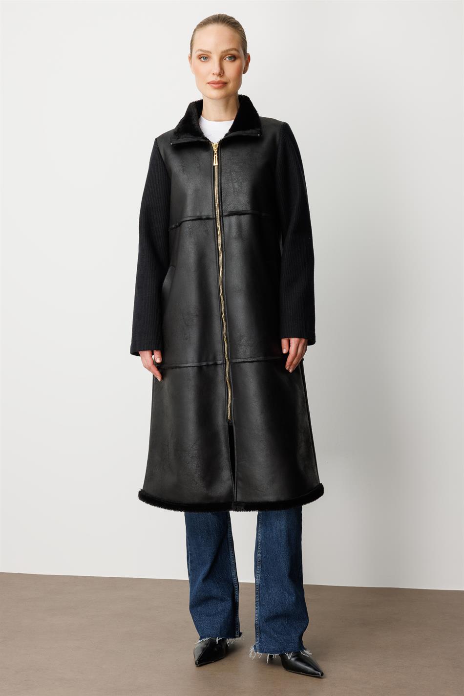 Gebreide wollen leren jas met details op de mouwen en een volledige body van imitatiebont - Zwart