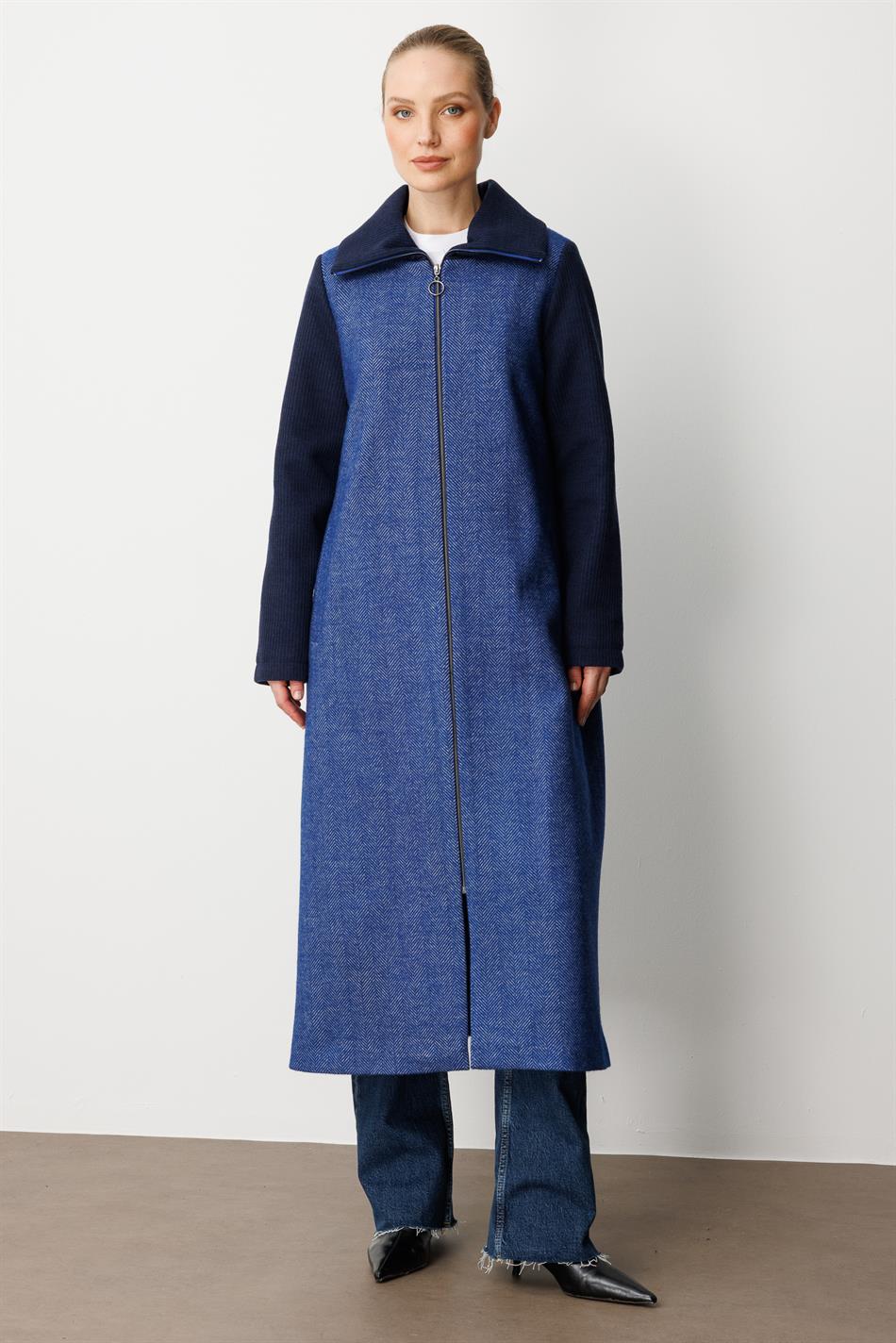 Hochwertiger, gemusterter Wollstoff mit gestrickten Ärmeln und Kragen, detailliertem Futter – Marineblau