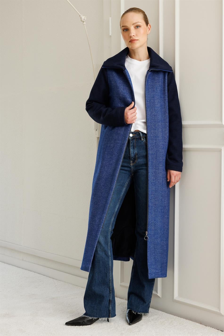 Hochwertiger, gemusterter Wollstoff mit gestrickten Ärmeln und Kragen, detailliertem Futter – Marineblau