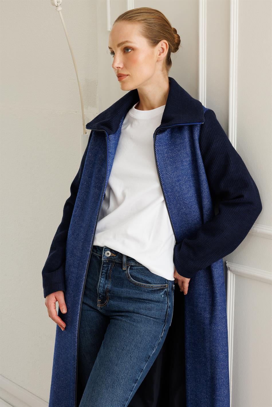 Hochwertiger, gemusterter Wollstoff mit gestrickten Ärmeln und Kragen, detailliertem Futter – Marineblau