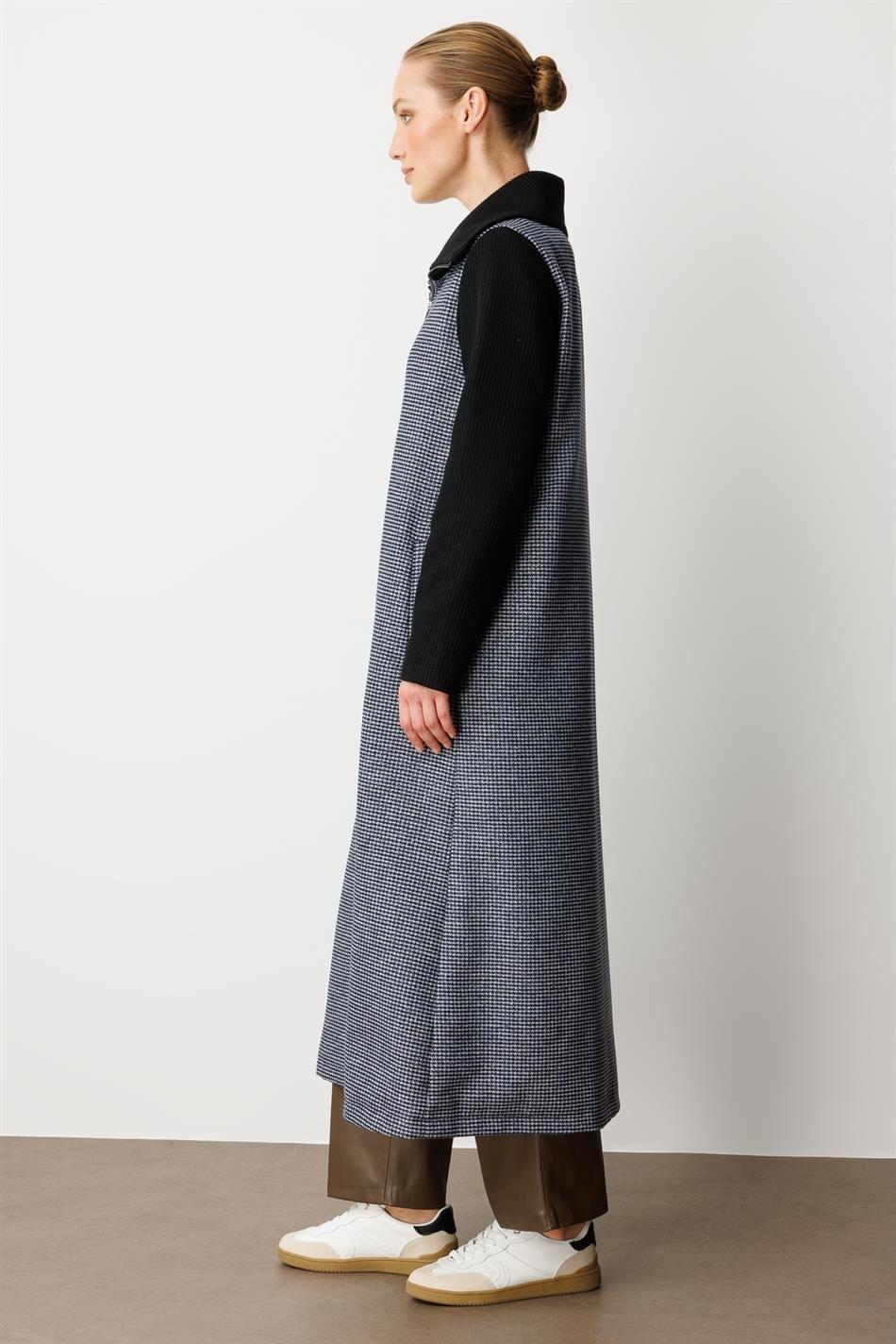 Jas met een hoog wolgehalte, geweven lijf met patroon, gebreide mouwen en kraag, gevoerd - een tijdloze klassieker - Zwart