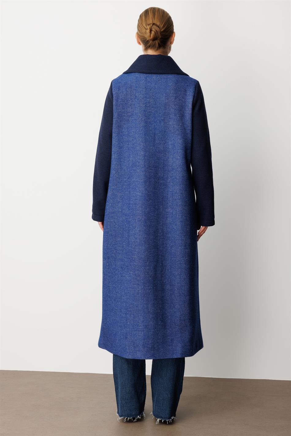 Hochwertiger, gemusterter Wollstoff mit gestrickten Ärmeln und Kragen, detailliertem Futter – Marineblau