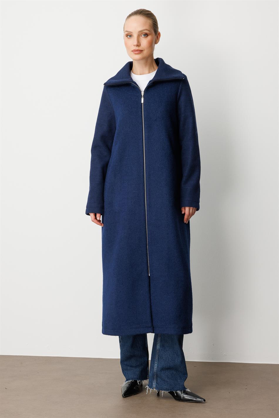 Hochwertiger, gewebter Mantel/Jacke aus Wolle mit gestrickten Ärmeln und Kragen, detailliert gefüttert – Marineblau
