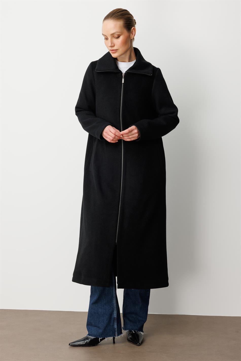 Hochwertiger, gefütterter Mantel mit hohem Wollanteil, gewebtem Korpus und gestrickten Ärmeln und Kragen – Schwarz