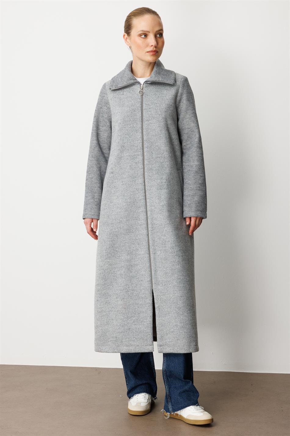 Hochwertiger, gewebter Mantel/Jacke aus Wolle mit gestrickten Ärmeln und Kragen, detailliert gefüttert – Grau
