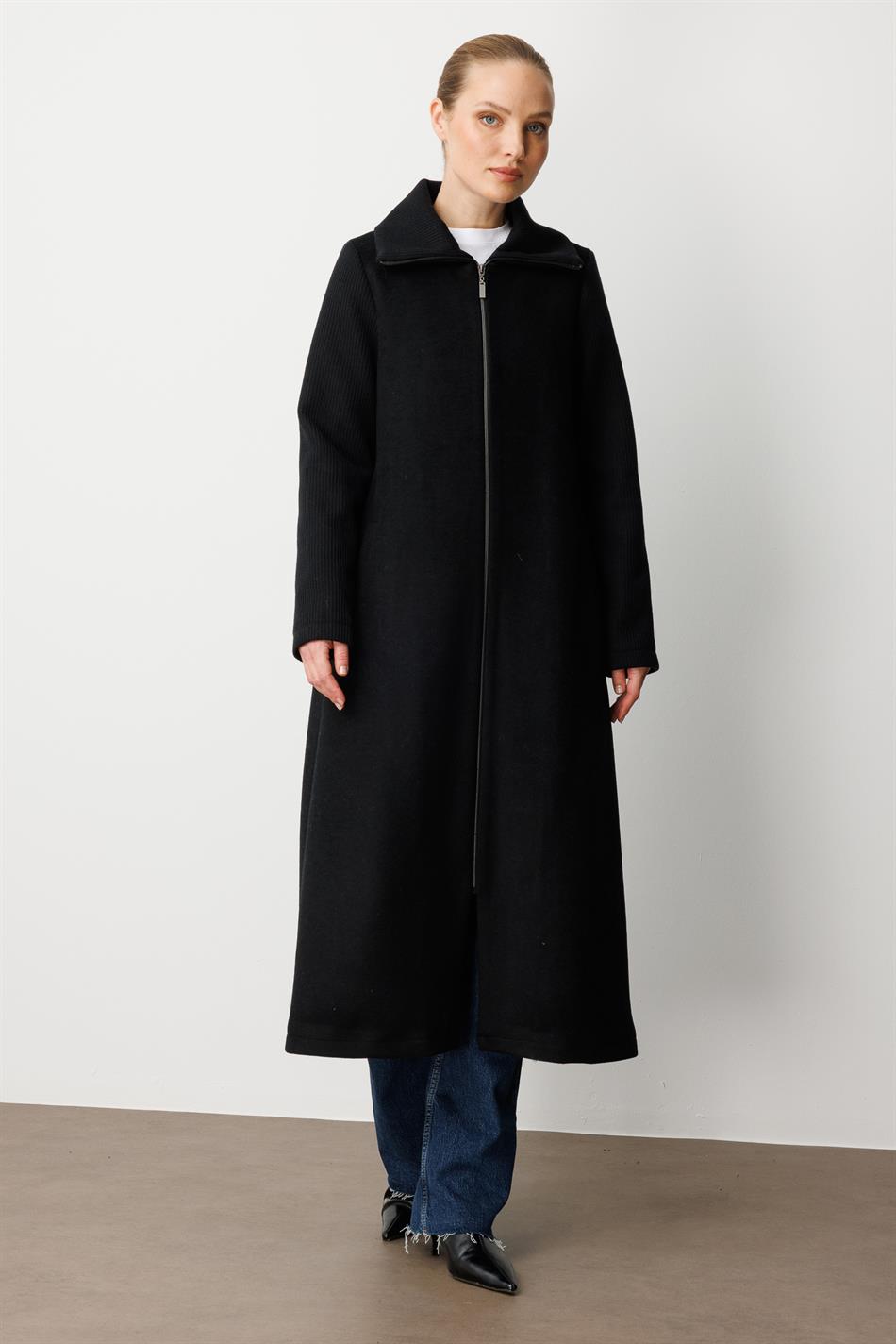 Hochwertiger, gefütterter Mantel mit hohem Wollanteil, gewebtem Korpus und gestrickten Ärmeln und Kragen – Schwarz