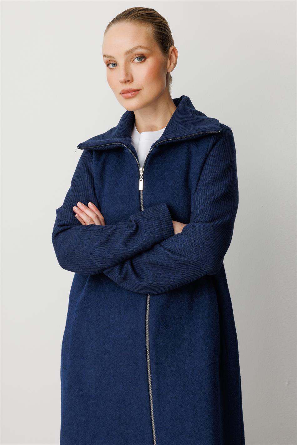 Hochwertiger, gewebter Mantel/Jacke aus Wolle mit gestrickten Ärmeln und Kragen, detailliert gefüttert – Marineblau