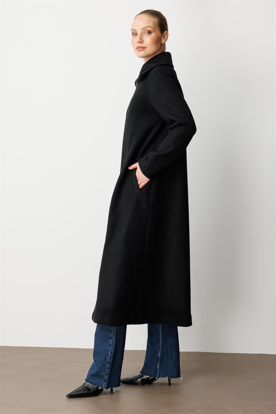 Hochwertiger, gefütterter Mantel mit hohem Wollanteil, gewebtem Korpus und gestrickten Ärmeln und Kragen – Schwarz