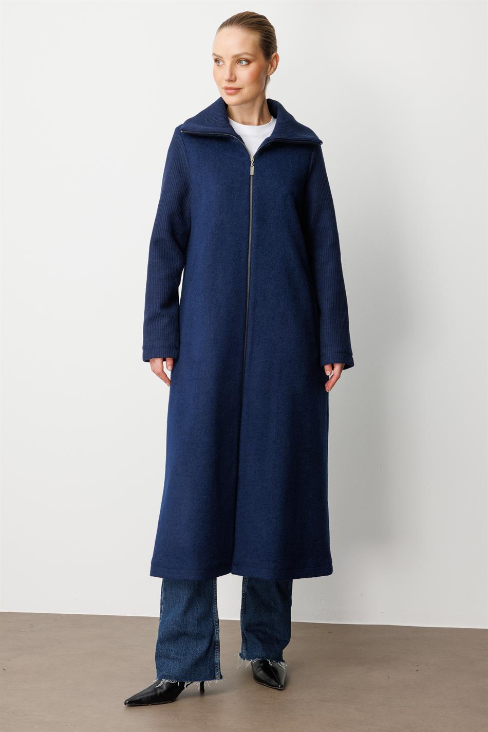 Hochwertiger, gewebter Mantel/Jacke aus Wolle mit gestrickten Ärmeln und Kragen, detailliert gefüttert – Marineblau