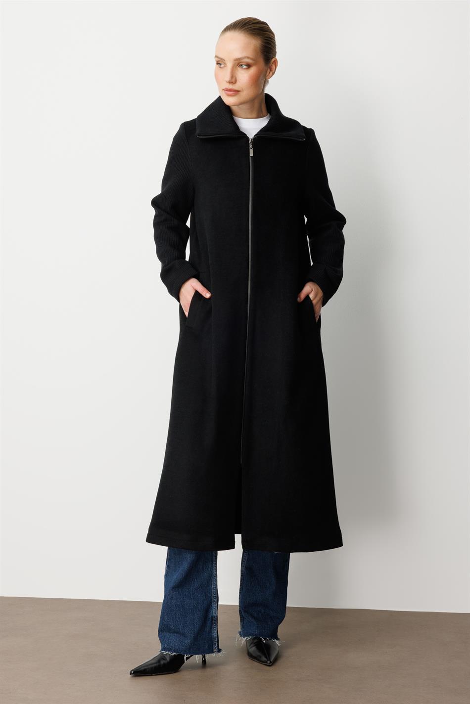 Hochwertiger, gefütterter Mantel mit hohem Wollanteil, gewebtem Korpus und gestrickten Ärmeln und Kragen – Schwarz