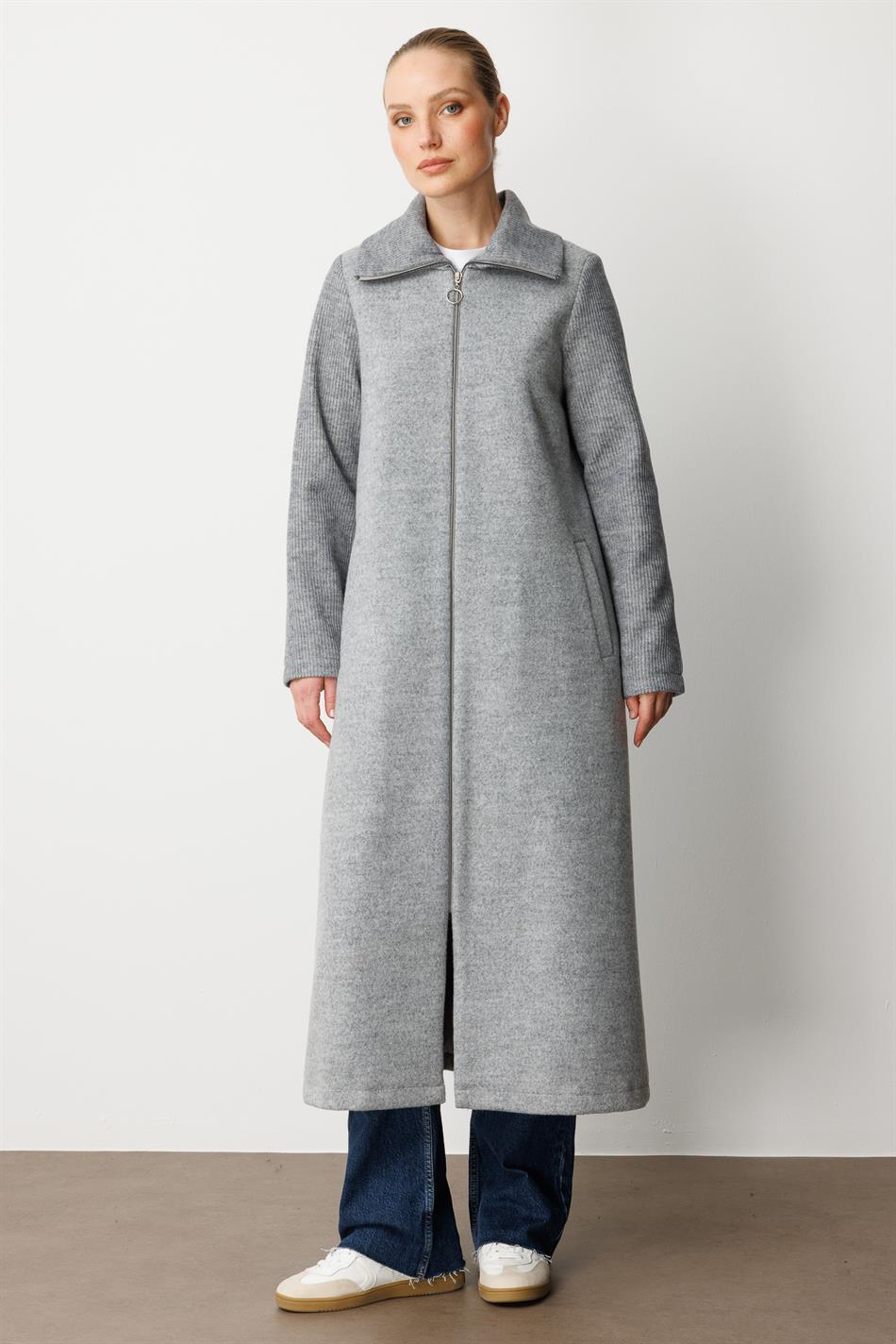 Hochwertiger, gewebter Mantel/Jacke aus Wolle mit gestrickten Ärmeln und Kragen, detailliert gefüttert – Grau