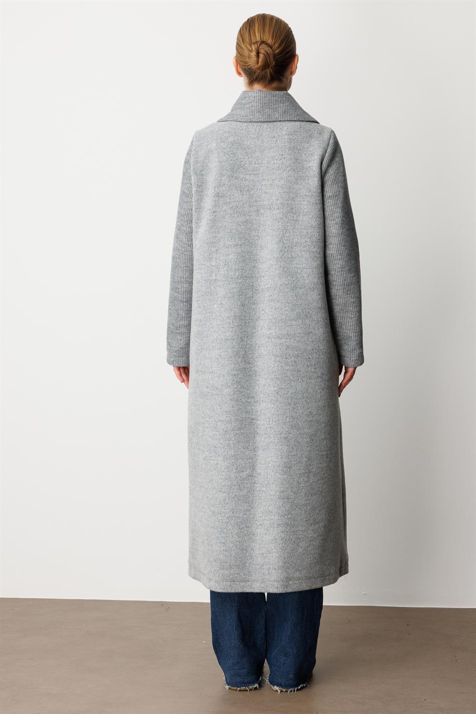 Hochwertiger, gewebter Mantel/Jacke aus Wolle mit gestrickten Ärmeln und Kragen, detailliert gefüttert – Grau