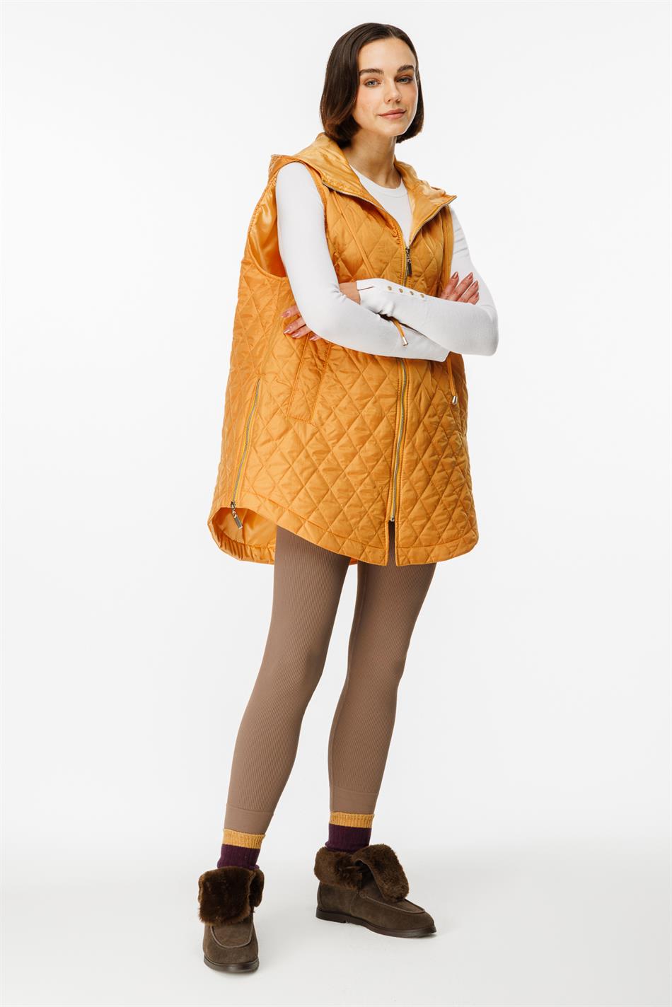 Tijdloos vest met ritssluiting aan de zijkant en voorkant, bijzondere details van de ritssluiting - Mosterdkleur