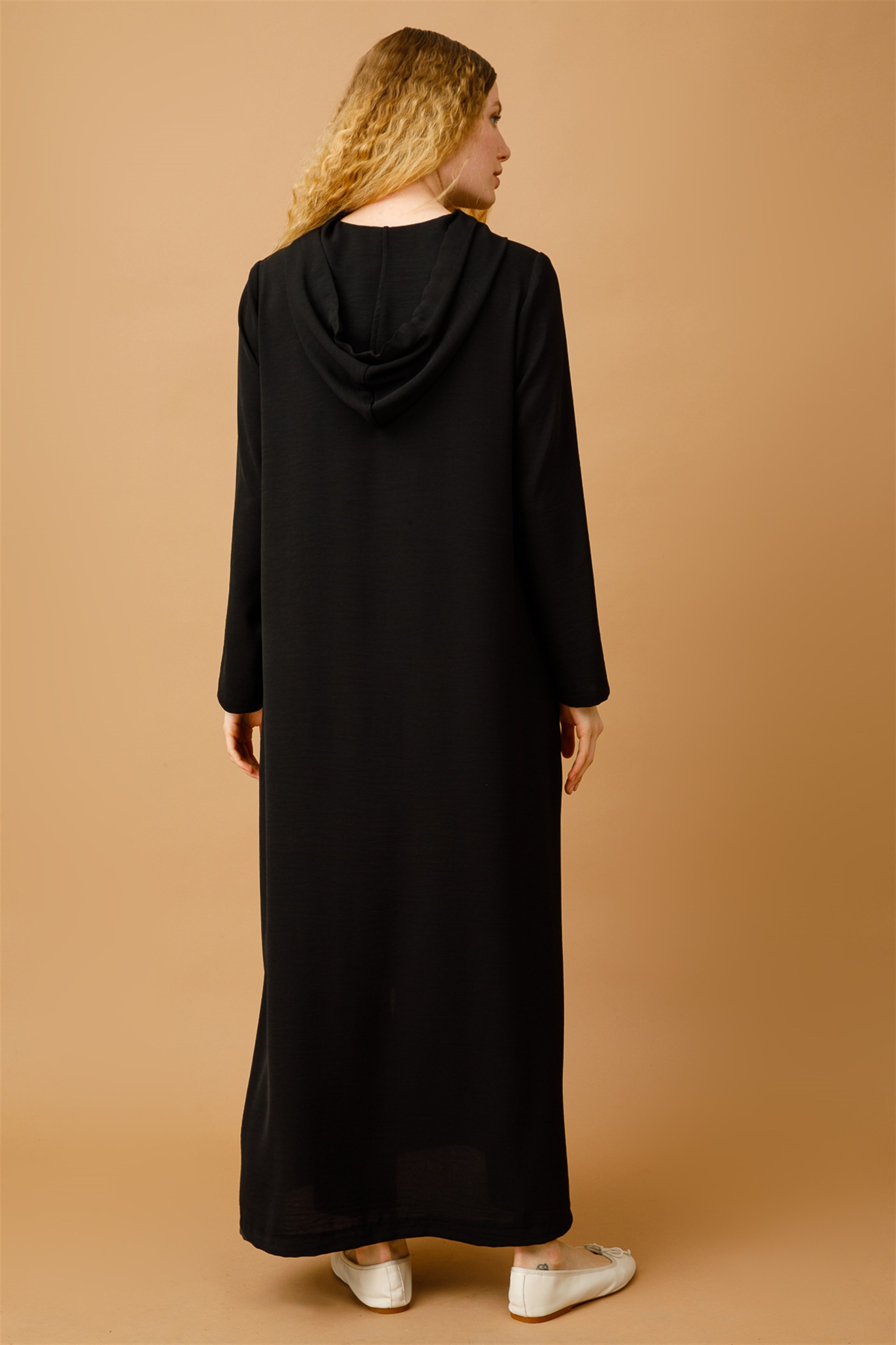 Saten ve Zımba Detaylı Nefes Alan Zor Kırışan Spor Kap Ferace