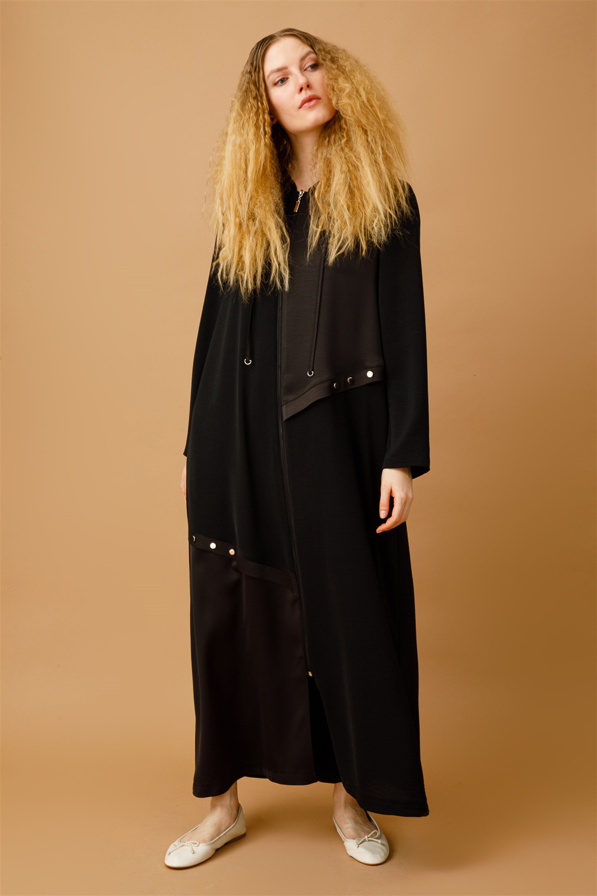 Saten ve Zımba Detaylı Nefes Alan Zor Kırışan Spor Kap Ferace