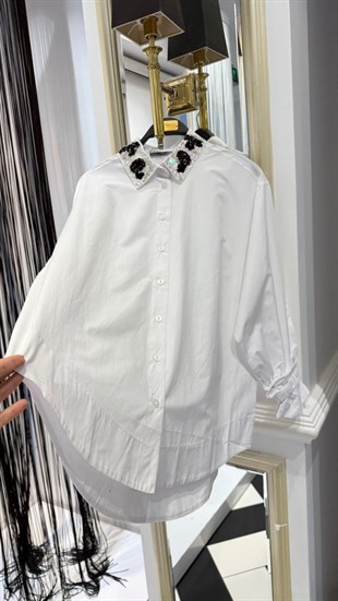 Yakası Boncuk İşlemeli Gömlek