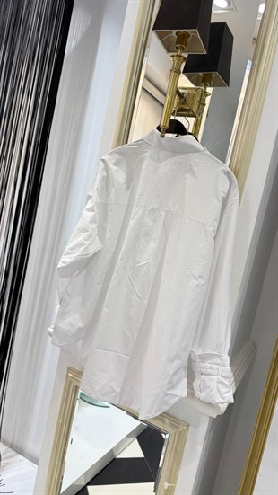 Yakası Boncuk İşlemeli Gömlek