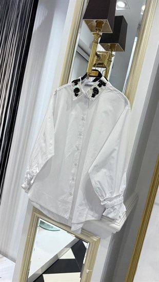 Yakası Boncuk İşlemeli Gömlek