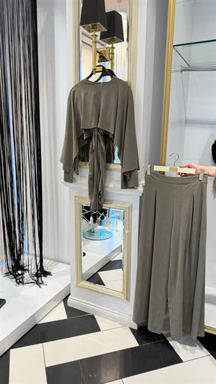 Pelerin Detay Pantolonlu Takım