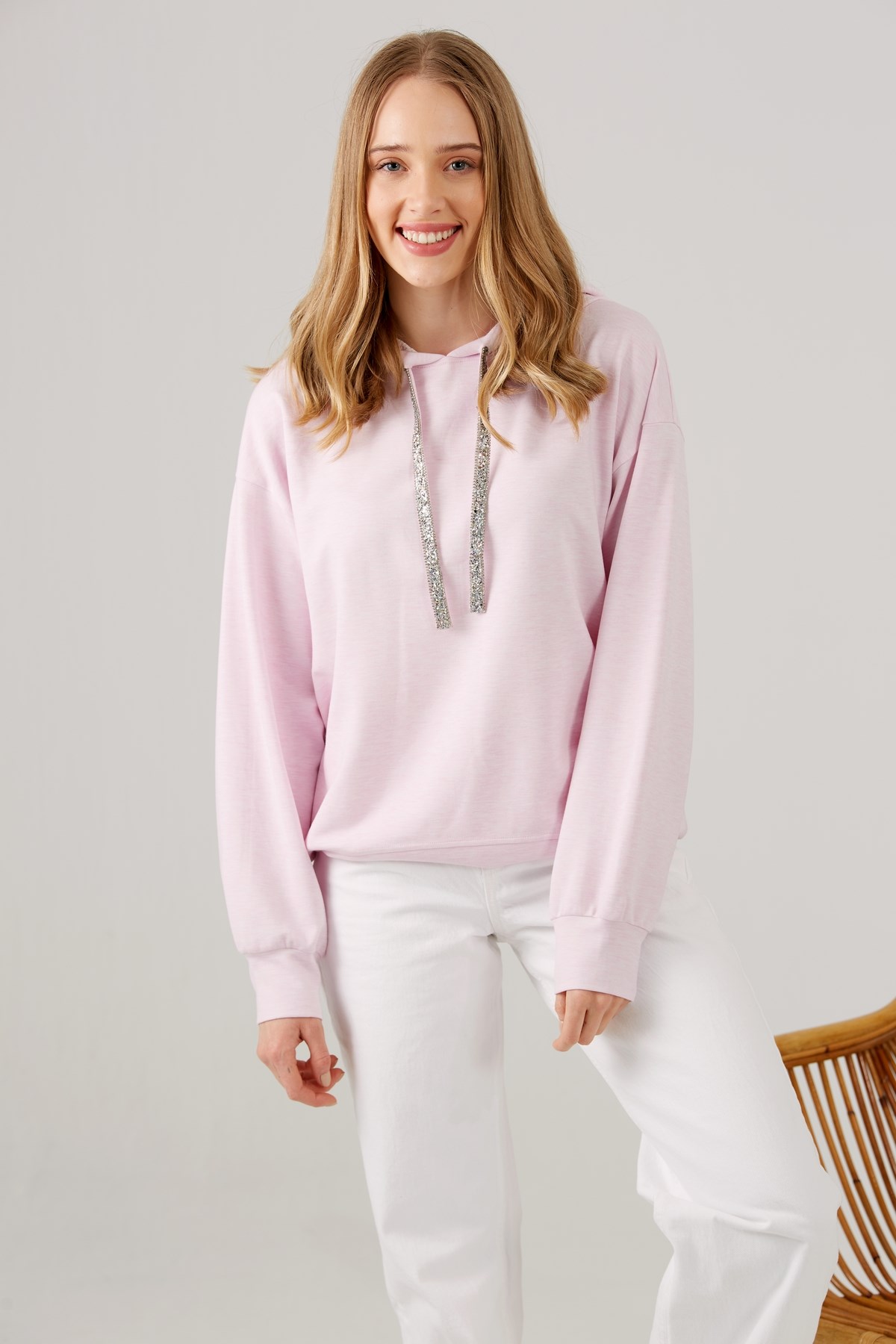 LİLA KORDONU TAŞLI KAPÜŞONLU SWEATSHIRT
