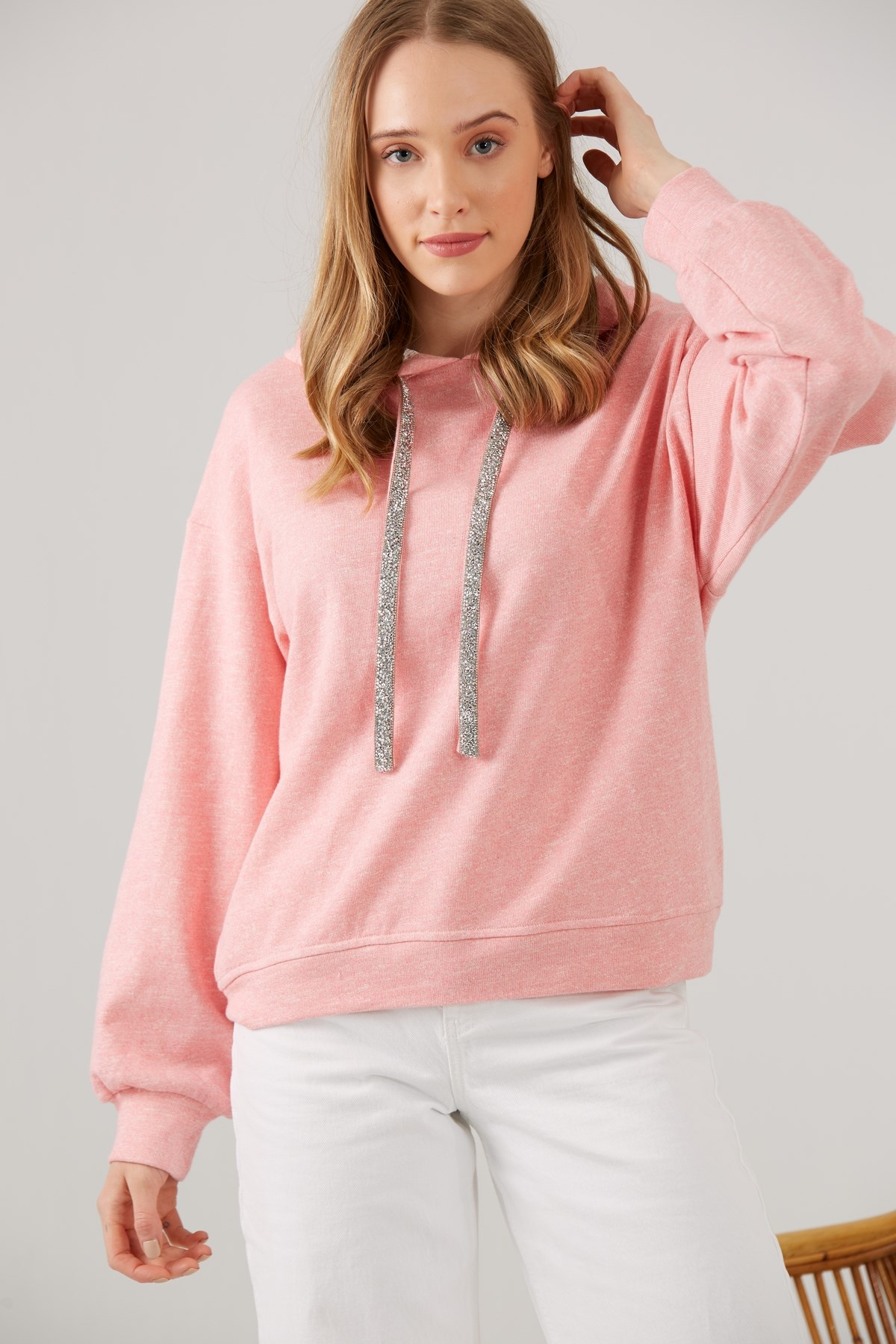 PEMBE KORDONU TAŞLI KAPÜŞONLU SWEATSHIRT